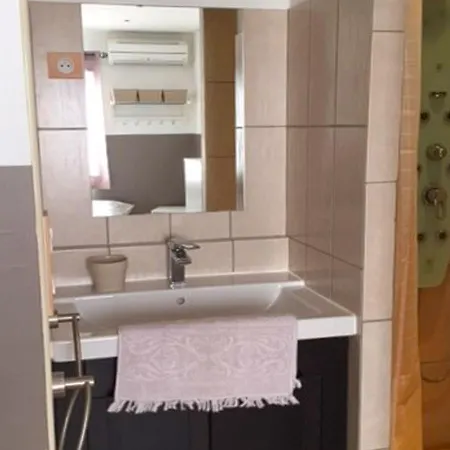 Modern Holiday Home Near Lake In Oraison * Oraison
